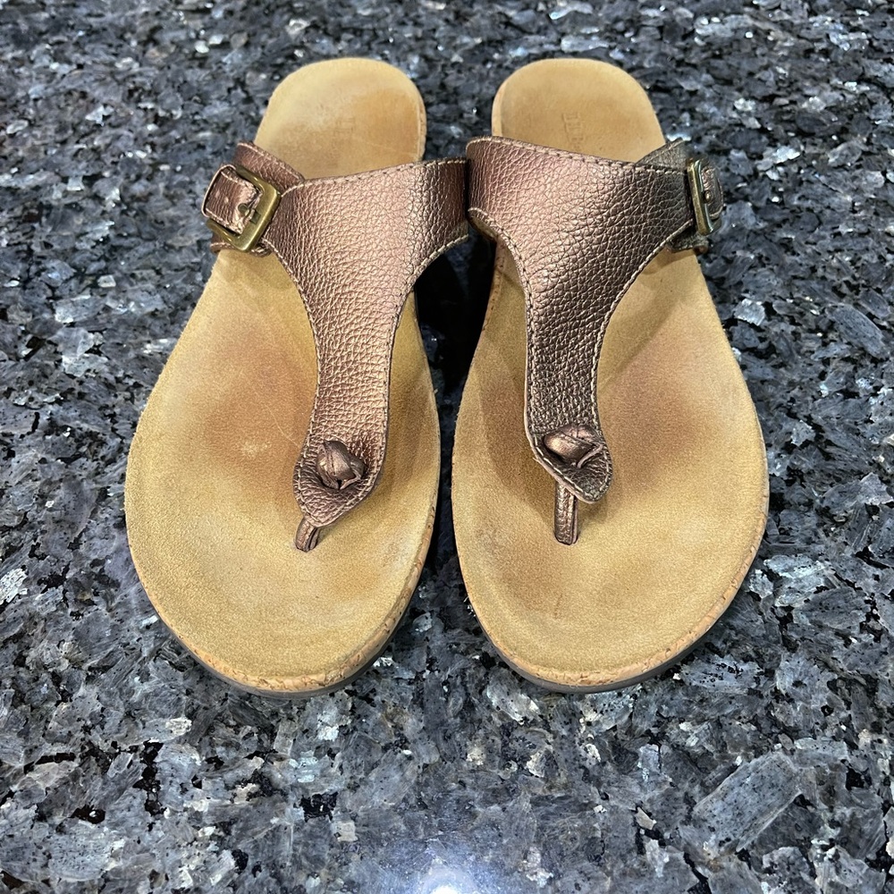 L.L. Bean Thong Sandals Bronze Pebbled Nubuck Leather Size 9